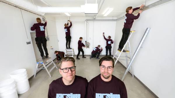 Två skyddsrumstekniker från Bergsäkra AB som besiktar ett skyddsrum.